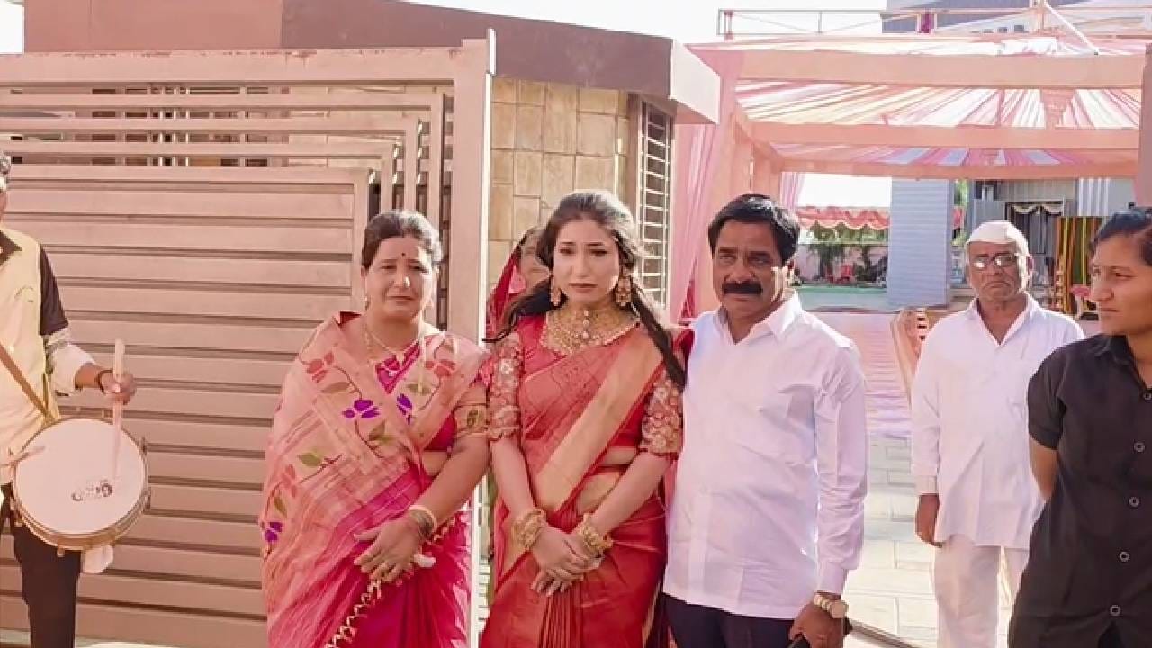 मुलगी म्हणजे तळहातावरचा फोड असतो. मुलगी म्हणजे डोळ्यातील अंजन असते. मुलगी म्हणजे हृदयात होणारी धडधड असते, जिच्याशिवाय जगता येत नाही. तिच्यात बाप नावाच्या माणसाचा जीव अडकलेला असतो. मग आपल्या लाडक्या लेकीसाठी हा बाप नावाचा माणूस काहीही करायला तयार होतो. अगदी जीवही द्यायला तयार होतो. कारण लेकीची माया कशातच तोलता येत नाही. जगातलं कोणतंही तराजू ही माया मोजू शकत नाही.