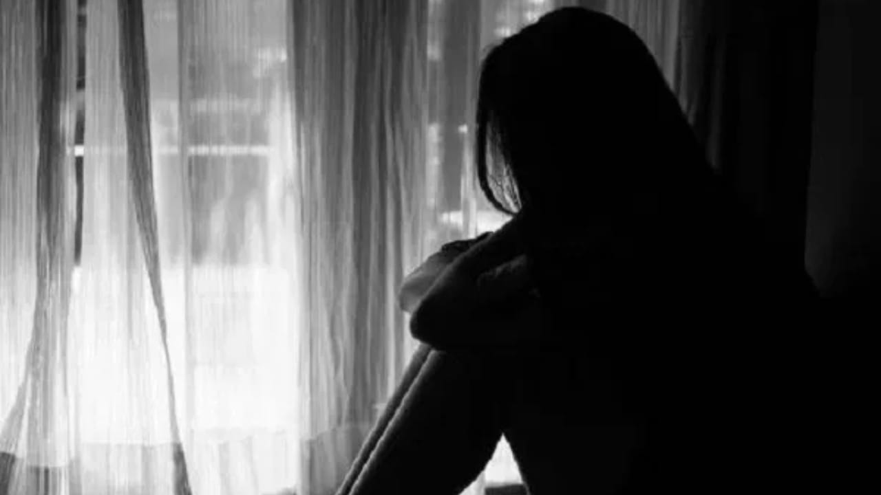 आधी महिलेचे कपडे उतरवले मग तिच्यासोबत…मुंबईच्या प्रायवेट कंपनीमधील धक्कादायक घटना