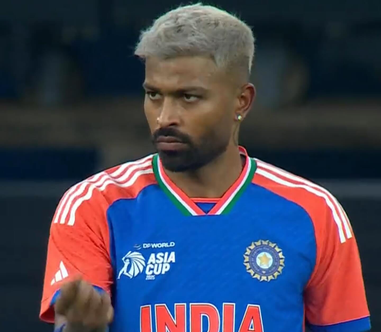 हार्दिक पांड्या मागच्या सामन्यात हिरो ठरला होता. पण या मॅचमध्ये फ्लॉप प्रदर्शन केलं. 3 ओव्हरमध्ये 34 धावा देऊन एकही विकेट काढली नाही. फलंदाजी सुद्धा खराब केली. त्याने 23 चेंडूत फक्त 20 धावा केल्या. 214 धावांचा पाठलाग करताना हार्दिक कडून इतक्या धीम्या फलंदाजीची अपेक्षा नव्हती.