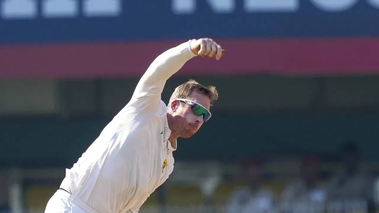 सायमन हार्मरने ईडन गार्डन्सवर 8 विकेट आणि गुवाहाटी टेस्टमध्ये 9 विकेट काढले. हार्मर आपल्या पहिल्या भारत दौऱ्यात पूर्णपणे अपयशी ठरला होता. पण यावेळी तो पूर्ण तयारीनिशी आलेला. प्लेयर ऑफ द मॅचचा पुरस्कार मिळवला. (PC-PTI)