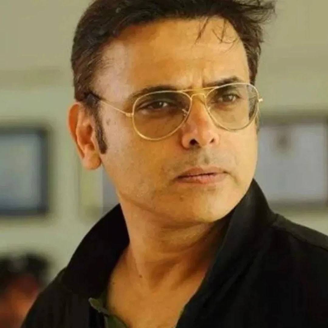 वर्ष 1995 मध्ये शूटिंग करताना शेफाली हर्ष छाया यांच्या प्रेमात पडल्या. दोघांनी 1997 साली लग्न केलं. पण लग्नानंतर हर्ष आणि शेफाली यांच्या नात्यात दुरावा आला. लग्नाच्या 3 वर्षानंतर 2000 साली त्यांनी घटस्फोटाचा निर्णय घेतला. त्यांचं पहिल लग्न फसलं पण दुसरं लग्न यशस्वी ठरलं.