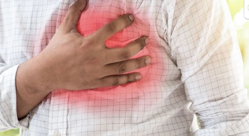 हृदयविकाराचा झटका आला की अगोदर सगळेजण घाबरतात. नेमकं काय करावं? हे कोणालाही समजत नाही. मात्र हृदयविकाराचा झटका आल्यानंतर वेळीच योग्य ती पावलं उचलली तर त्या व्यक्तीचा जीव वाचू शकतो. त्यामुळे कोणालाही हृदयविकाराचा झटका आल्यावर नेमके काय करावे? हे जाणून घेऊ या...