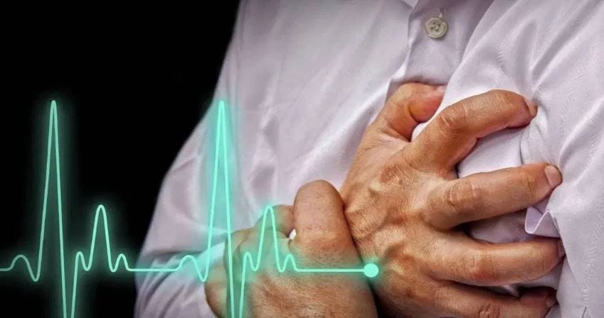 हृदयविकाराचा झटका आल्यावर त्या व्यक्तीचा जीव वाचू शकतो की नाही हे अनेक घटकांवर अवलंबून असते. सर्वात महत्त्वाचे म्हणजे एखाद्या व्यक्तीला हृदयविकाराचा झटका आल्यावर त्याला लवकरात लवकर वैद्यकीय मदत मिळणे फार गरजेचे आहे. जेवढी लवकर वैद्यकीय मदत मिळणार, त्या व्यक्तीचा जीव वाचण्याची शक्यताही तेवढीच जास्त असते. 