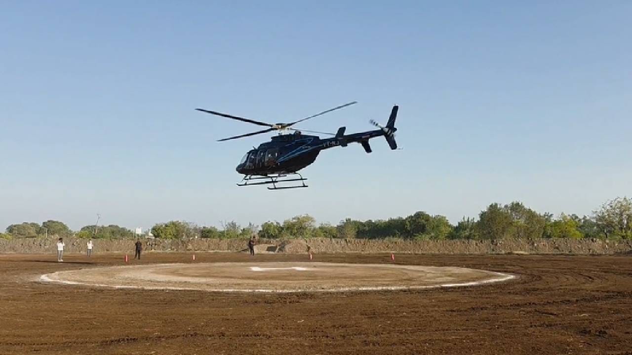 हेलिकॉप्टरमधून ऋतुजा हिची पाठवणी होत असताना अख्खं गाव जमलं होतं. पंचक्रोशीतील गावकरीही आले होते. हा थाटमाट पाहून आणि बापाची माया पाहून अनेकांना भरून आलं. सद्या हा व्हिडिओ सोशल मीडियावर वायरल होत असून वडिलांच्या या कृतीचे समाजातील सर्व स्तरातून कौतुक केले जात आहे.