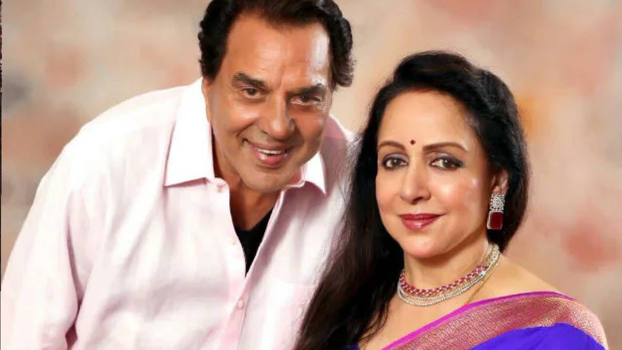 हेमा मालिनी -  सुपरस्टार धर्मेंद्र यांनी 1954 साली वयाच्या 19 व्या वर्षी प्रकाश कौरशी पहिलं लग्न केले. पण नंतर ते बॉलिवूडची ड्रीम गर्ल हेमा मालिनी यांच्या प्रेमात पडले. विवाहित असूनही ते तिच्या प्रेमात होते. विवाहीत व्यक्तीशी नातं जोडायचं नसल्याने सुरूवातील हेमा मालिनी या नात्यासाठी तयार नव्हत्या, पण नंतर त्यांनी होकार दिला. अनेक वर्ष डेट केल्यावर 1979 साली हेमा मालिनी व धर्मेंद्र यांनी लग्न केलं, त्यासाठी त्यांनी इस्लाम धर्म स्वीकारल्याच्याही चर्चा होत्या. 