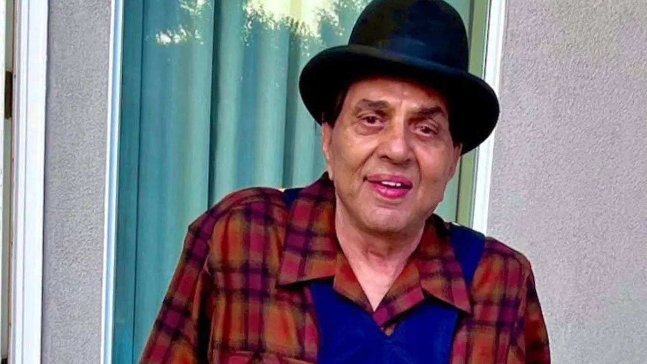 आज 3 डिसेंबर धर्मेंद्र यांच्या अस्थी वसर्जनासाठी देओल कुटुंब उत्तराखंड हरिद्वार येथे हर की पौरी गंगा घाटावर आलेलं. सनी देओल, बॉबी देओलसह काही नातेवाईक तिथे उपस्थित होते. वेदिक मंत्रोच्चारात पुजाऱ्याच्या मार्गदर्शनाखाली विधी सुरु होते.