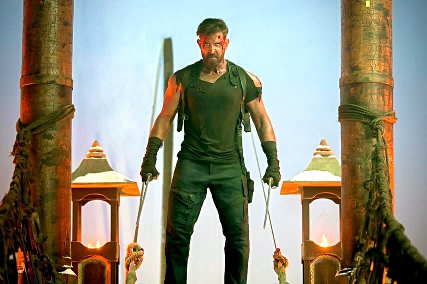 आता हृतिक रोशनच्या एका पोस्टमुळे धुरंधर चित्रपट चर्चेत आहे. त्याने या चित्रपटाचं कौतुक केलं होतं. पण इन्स्टाग्राम स्टोरीमध्ये चित्रपटात दाखवलेल्या राजकारणावर असहमती व्यक्त केली होती. त्यानंतर ट्रोलिंग झाल्यावर हृतिक रोशनने आता पलटी मारली आहे.