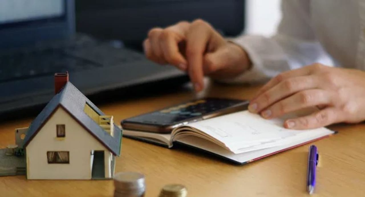 गेल्या अनेक दिवसांपासून भारतीय रिझर्व्ह बँकेच्या (आरबीआय) पतधोरण निर्धारण समितीच्या बैठकीकडे संपूर्ण देशाचे लक्ष लागले होते. या बैठकीत व्याजदराबाबत नेमका काय निर्णय घेतला जाणार? याची सर्वांनाच उत्सुकता लागली होती. आता सर्वांनाच अपेक्षित असलेला निर्णय घेण्यात आला आहे.