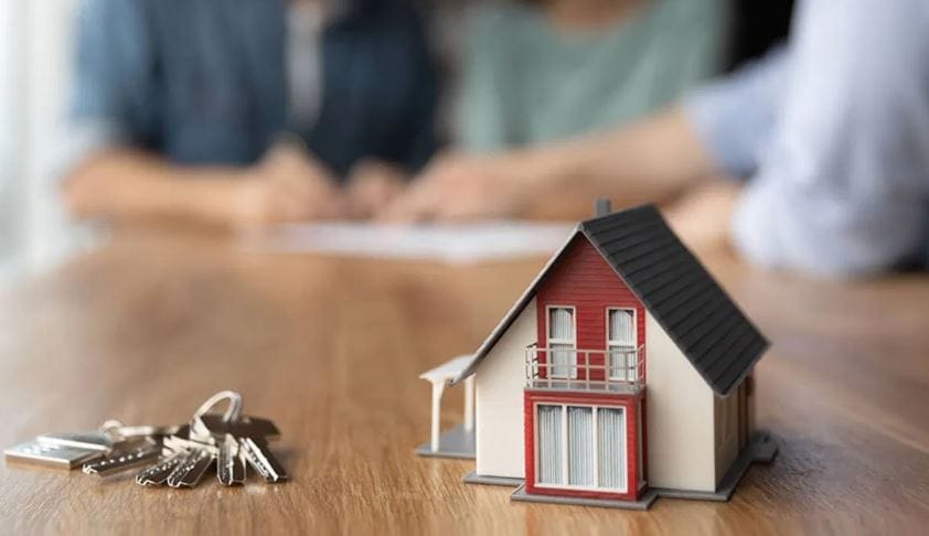 आरबीआयच्या पतधोरण निर्धारण समितीने रेपो रेटमध्ये 25 बेसिस पॉइंट्सची कपात केली आहे. या कपातीनंतर आता रेपो रेट थेट 5.25 टक्क्यांवर आला आहे. या एका निर्णयाचा सामान्यांना खूप फायदा होणार आहे. सामान्यांसाठी गृहकर्ज, वाहन कर्ज, तसेच पर्सनल लोनचे ईएमआय कमी होऊ शकतात.