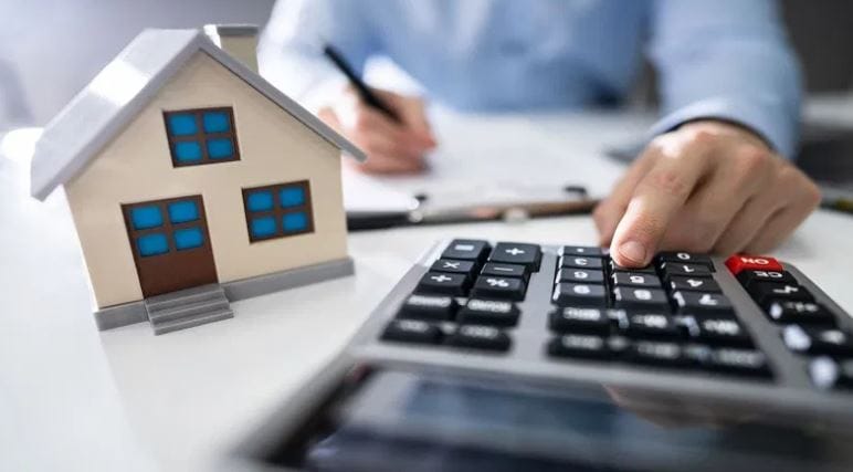 आता रेपो रेट 25 बेसिस पॉइंट्सने कमी झालेला असला तरी आपला ईएमआय किती कमी होणार? याची उत्सुकता सामान्यांना लागली आहे. ईएमआय किती कमी होणार हे समूजन घेण्यासाठी एक उदाहरण घेऊया. समजा तुम्ही 15 वर्षांसाठी 1 कोटी रुपयांचे गृहकर्ज घेतलेले आहे.