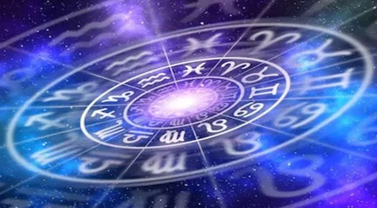 सिंह राशीच्या लोकांना नव्या वर्षांच्या पहिल्याच दिवशी नवी संधी मिळू शकते. तसेच तुमचे रोजचे काम जलद गतीने होईल.  तुमच्या कमाईतही वाढ होण्याची शक्यता आहे. या दिवशी तुम्ही वाद-विवादापासून दूर राहावे. अन्यथा तुम्हाला मोठा फटका बसू शकतो. 