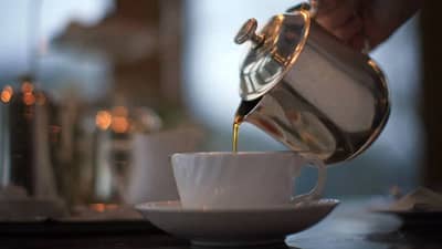 थंडीत गरम चहा, कॉफी पिणे योग्य? शास्त्रज्ञांचा इशारा, जाणून घ्या