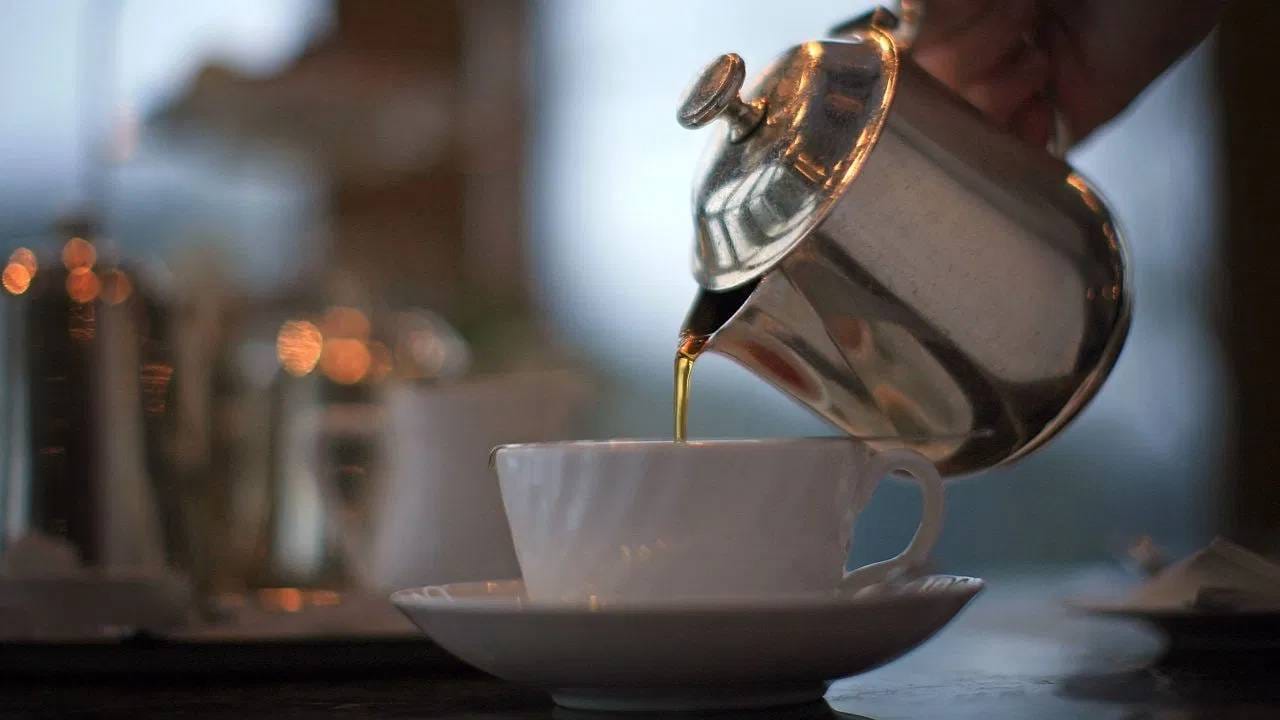 थंडीत गरम चहा, कॉफी पिणे योग्य? शास्त्रज्ञांचा इशारा, जाणून घ्या थंडीत गरम चहा, कॉफी पिणे योग्य? शास्त्रज्ञांचा इशारा, जाणून घ्या