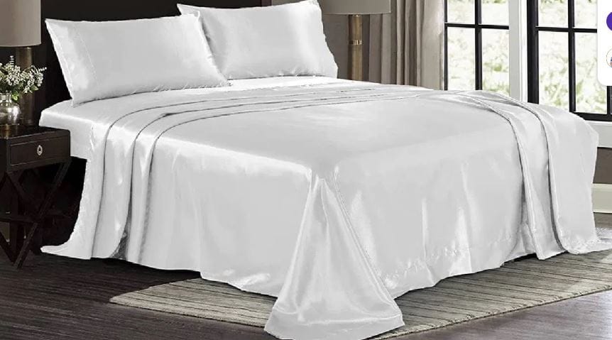 तुम्ही कोणत्याही हॉटेलमध्ये गेले तरी त्या हॉटेलमधील बेडवर पांढऱ्याच रंगाचे बेडशीट असते. याचे प्रमुख कारण हे स्वच्छता आहे. आलेल्या पाहुण्याला खोलीमध्ये स्वच्छता आहे, असे वाटावे म्हणून पांढऱ्याच रंगाचे बेडशीट बेडवर टाकले जाते. 