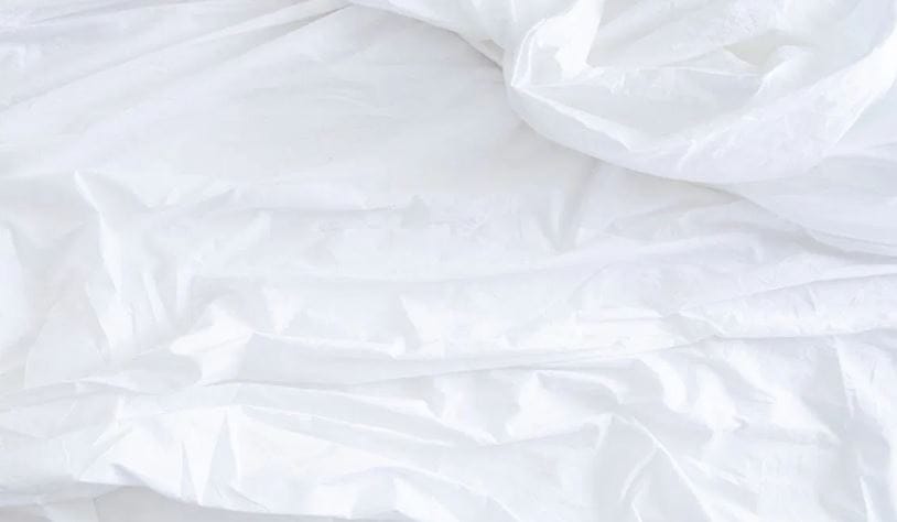 पांढऱ्या रंगाच्या बेडशीटमुळे खोली आलिशान आणि प्रशस्त वाटते. तसेच पांढऱ्या रंगाचे बेडशीट पाहिल्यावर नकारात्मक भावनाही कमी होतात. त्यामुळेच प्रत्येक हॉटेलध्ये बेडवर पांढऱ्याच रंगाचे बेडशीट असते. 