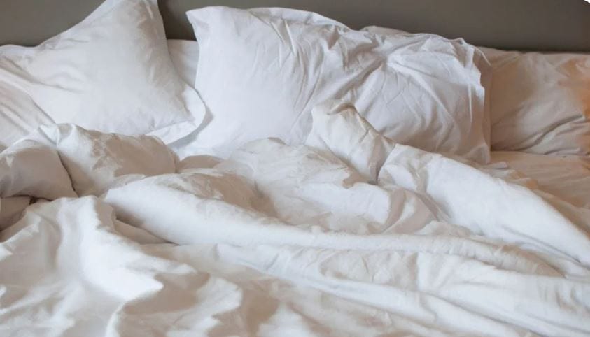 पांढऱ्या रंगातून प्रतिष्ठा झळकते. बेडवर पांढऱ्या रंगाचे बेडशीट असेल तर पाहुण्याला त्याची प्रतिष्ठा जपल्याचे वाटते. तसेच पांढरा रंग पाहिल्यावर मानसिक शांती मिळते. पाहुणा खोलीत गेला की त्याला शांत वाटावे, त्याचा थकवा दूर व्हावा म्हणूनही पलंगावर पांढऱ्या रंगाचे बेडशीट टाकले जाते.   