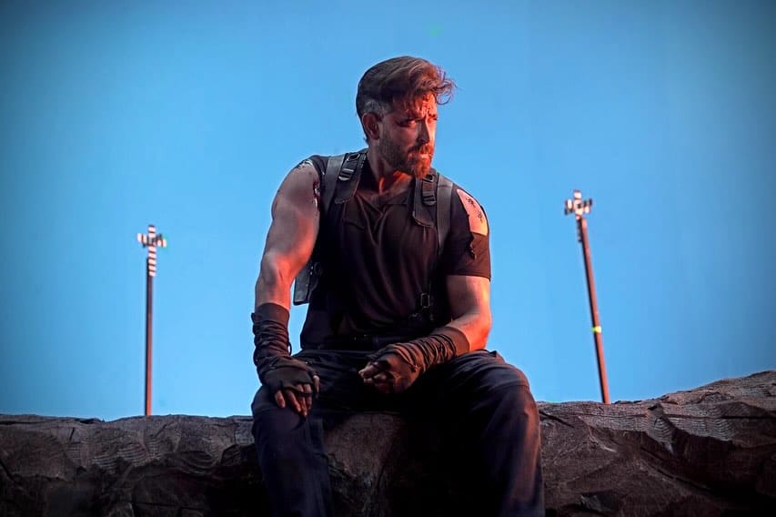 हृतिक रोशनने त्याचं स्वत:च सोशल मिडिया अकाऊंट बघितल्यानंतर त्याला नाईलाजाने अजून एक पोस्ट करावी लागली असं दिसतय. हृतिकने लिहिलय की, "माझ्या डोक्यातून धुरंधर चित्रपट जात नाहीय. आदित्य धर एक मोठा क्रिएटर आहे. रणवीर सिंहचा परफॉर्मेंस कंसिस्टेंट आहे. अक्षय खन्ना मला नेहमीच आवडतो. सर्वांच कौतुकं. सर्वांसाठी जोरदार टाळ्या खासकरुन मेकअप आणि प्रोस्थेटिक्स टीम्ससाठी. मी पार्ट 2 ची आतुरतेने वाट पाहतोय"