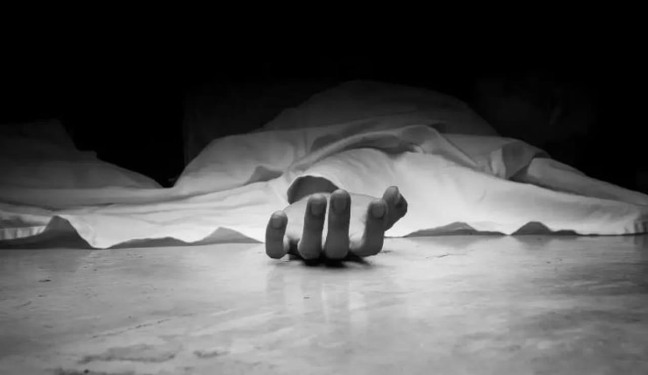 जेव्हा एखाद्या व्यक्तीचा मृत्यू होतो तेव्हा त्याचे हृदय बंद पडते. सोबतच इतरही अवयव काम करण्याचं थांबवतात. त्यानंतर हळूहळू शरीरावर सूक्ष्मजीव हल्ला करतात आणि शरीराचा दुर्गंध यायला लागतो. पण मानवी शरीरात असा एक भाग असतो जो बराच वेळ जिवंत असतो.