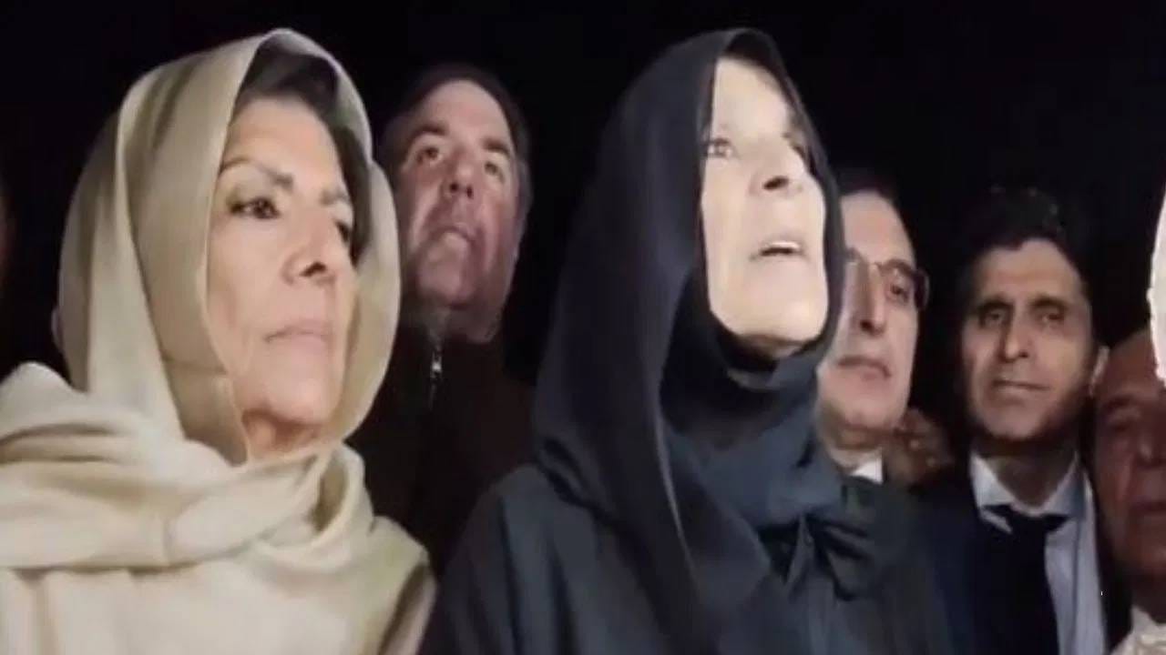 Imran Khan : रात्री 2 वाजता लाइट कापून इमरान खान यांच्या बहिणींवर...पाकिस्तानातून धक्कादायक माहिती समोर Imran Khan : रात्री 2 वाजता लाइट कापून इमरान खान यांच्या बहिणींवर...पाकिस्तानातून धक्कादायक माहिती समोर