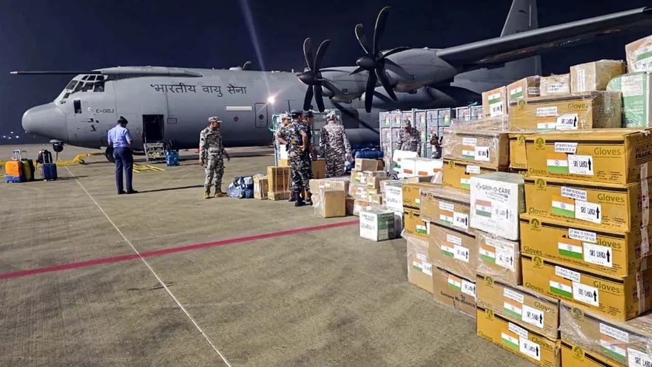 Operation Sagar Bandhu : संकटात भारत श्रीलंकेच्या पाठिशी उभा राहिला, वाचवले हजारो लोकांचे प्राण, अशी सुरु आहे मदत Operation Sagar Bandhu : संकटात भारत श्रीलंकेच्या पाठिशी उभा राहिला, वाचवले हजारो लोकांचे प्राण, अशी सुरु आहे मदत