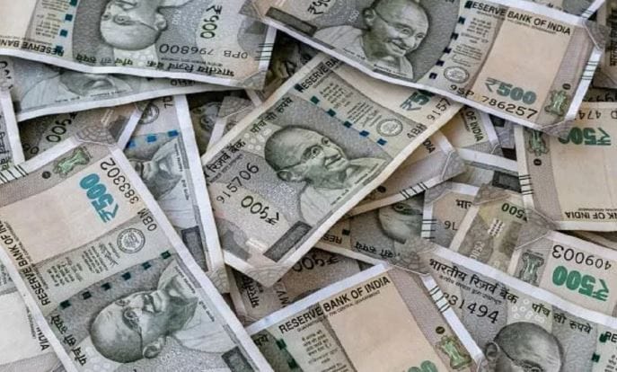 या जगात अनेक देश आहेत. या देशांची आपली वैगळी अशी चलनव्यवस्था आहे. त्यामुळेच प्रत्येक देशाचे वेगळे नाणे, वेगळी नोट असते. विशेष म्हणजे प्रत्येक देशाच्या चलनाचे मूल्य इतर देशाच्या चलनाच्या तुलनेत वेगळे असते. त्यामुळेच भारताच्या एका रुपयाचे मूल्य अन्य देशात गेले की बदलते. 