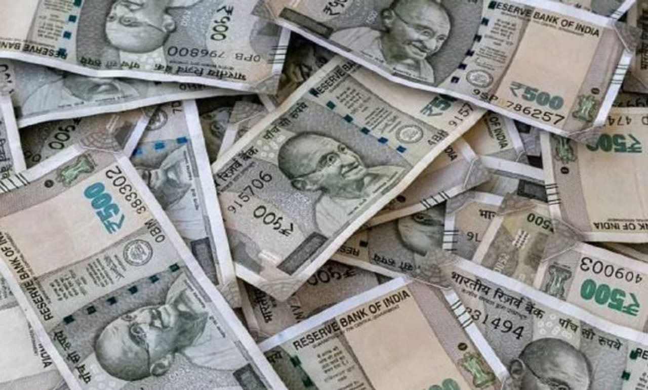 या जगात अनेक देश आहेत. या देशांची आपली वैगळी अशी चलनव्यवस्था आहे. त्यामुळेच प्रत्येक देशाचे वेगळे नाणे, वेगळी नोट असते. विशेष म्हणजे प्रत्येक देशाच्या चलनाचे मूल्य इतर देशाच्या चलनाच्या तुलनेत वेगळे असते. त्यामुळेच भारताच्या एका रुपयाचे मूल्य अन्य देशात गेले की बदलते. 