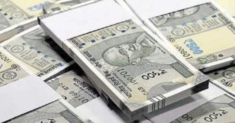 या देशात एक 10 हजार ब्रुनेई डॉलरची एक नोट आहे. ही एक नोट भारताच्या जवळपास 6.8 लाख रुपयांच्या बरोबर आहे. म्हणजेच ब्रुनेई देशातील एक दहा हजार डॉलरची नोट घेऊन तुम्ही भारतात आले तर त्याची किंमत तब्बल 6.8 लाख रुपये होते. ब्रुनेई हा देश भारताच्या तुलनेत खूपच लहान आहे. पण तो खूपच संपन्न असा देश आहे. 