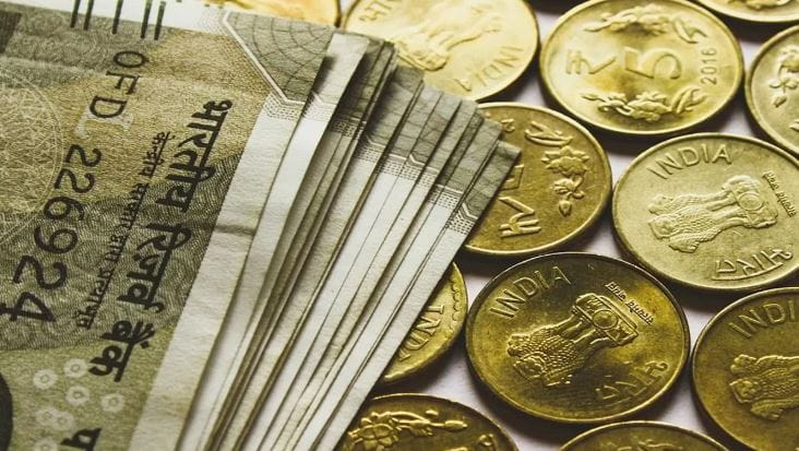 तेल आणि नैसर्गिक वायूच्या उत्पादनामुळे हा देस सधन आणि संपन्न आहे. या देशाची लोकसंख्या फक्त 5 लाख एवढी आहे. त्यामुळेच त्या देशातील लोक संपन्न असून त्या देशातील चलनाचे मूल्य एवढे जास्त आहे. 