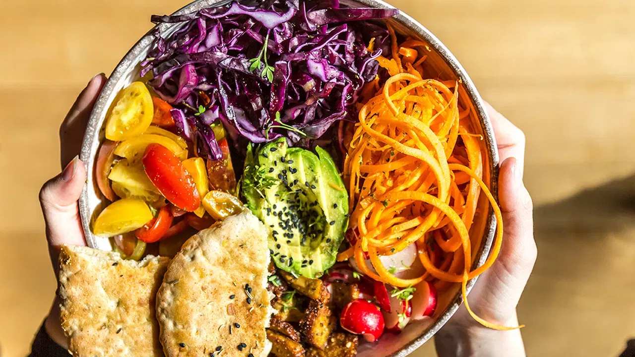 राजस्थान : राजस्थान हे भारतातील सर्वाधिक शाकाहारी लोकसंख्या असलेले राज्य आहे.  येथील सुमारे 74.9% ते 80% लोकसंख्या पूर्णपणे शाकाहारी आहे. येथील सांस्कृतिक परंपरा आणि जैन धर्माचा प्रभाव यामुळे शाकाहाराला मोठे प्राधान्य दिले जाते.