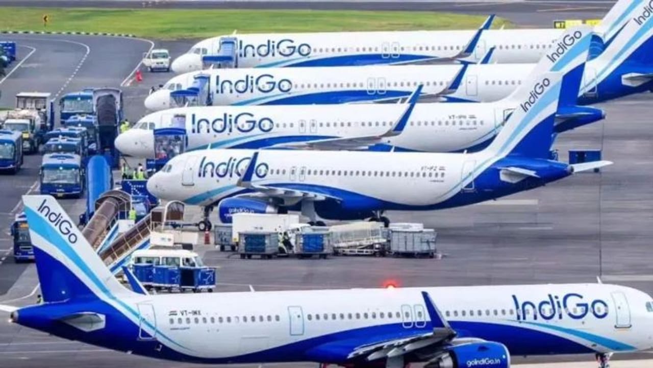 इंडिगो या प्रवासी विमान वाहतूक कंपनीच्या भोंगळ कारभाळामुळे काही दिवसांपासून हजारो प्रवाशांना मोठ्या अडचणींचा सामना करावा लागला. हजारो पर्यटक परदेशात, देशांतर्गत प्रवास करण्यासाठी विमानतळावर आल्यानंतर त्यांचे विमानोड्डाणच रद्द झाल्याचे समोर आले. त्यामुळे या प्रवाशांना मोठा मनस्ताप सहन करावा लागला. 