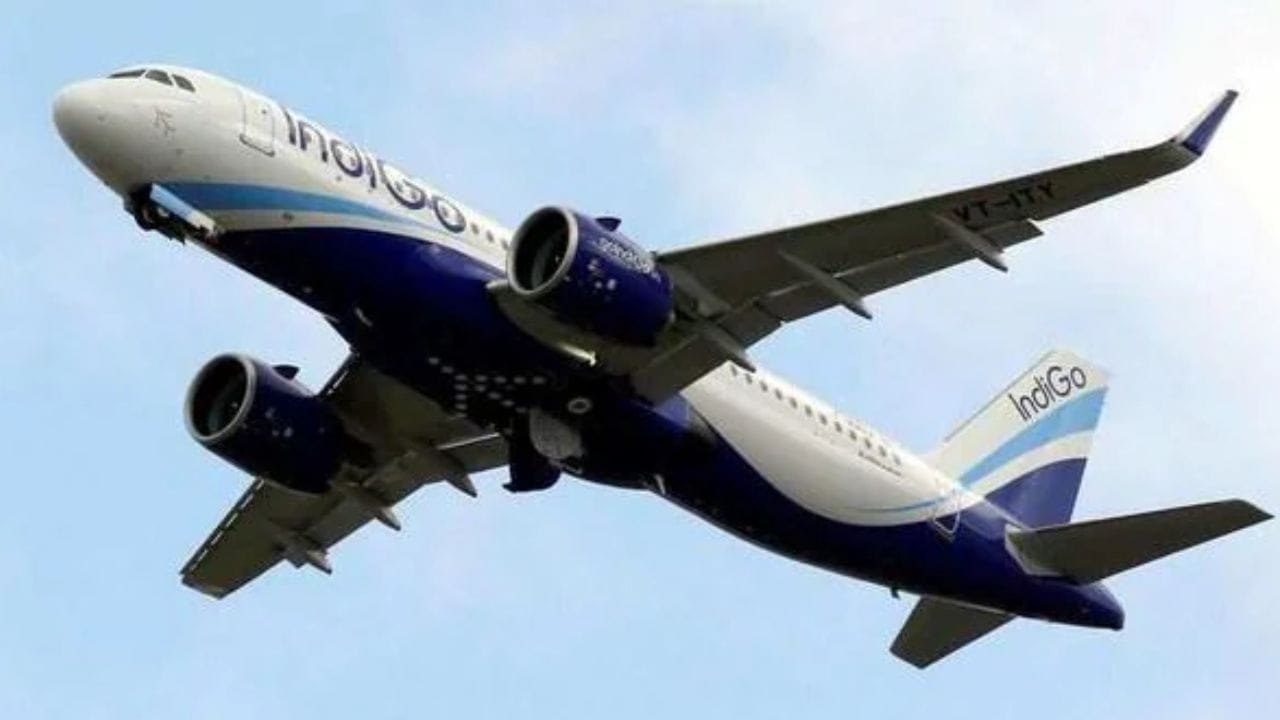 इंडिगो एअरलाईनने आपल्या हजारो प्रवाशांना मोठा दिलासा दिला आहे. सध्या इंडिगो एअरलाईन्सचे देशभरात उड्डाणे रद्द होणे, उशिरा होणे किंवा वेळापत्रक बदलणे यांसारख्या समस्यांमुळे प्रवाशांची गैरसोय होत आहे. यावर उपाय म्हणून इंडिगोने तिकीट रद्द करणाऱ्या प्रवाशांना संपूर्ण पैसे परत देण्याचा निर्णय घेतला आहे.