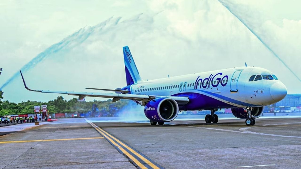 तुमच्या मोबाईलवर इंडिगो अॅप किंवा संगणकावर goindigo.in ही अधिकृत वेबसाइट उघडा. यानंतर Home Page वर Manage Bookings हा पर्याय दिसेल, त्यावर क्लिक करा.