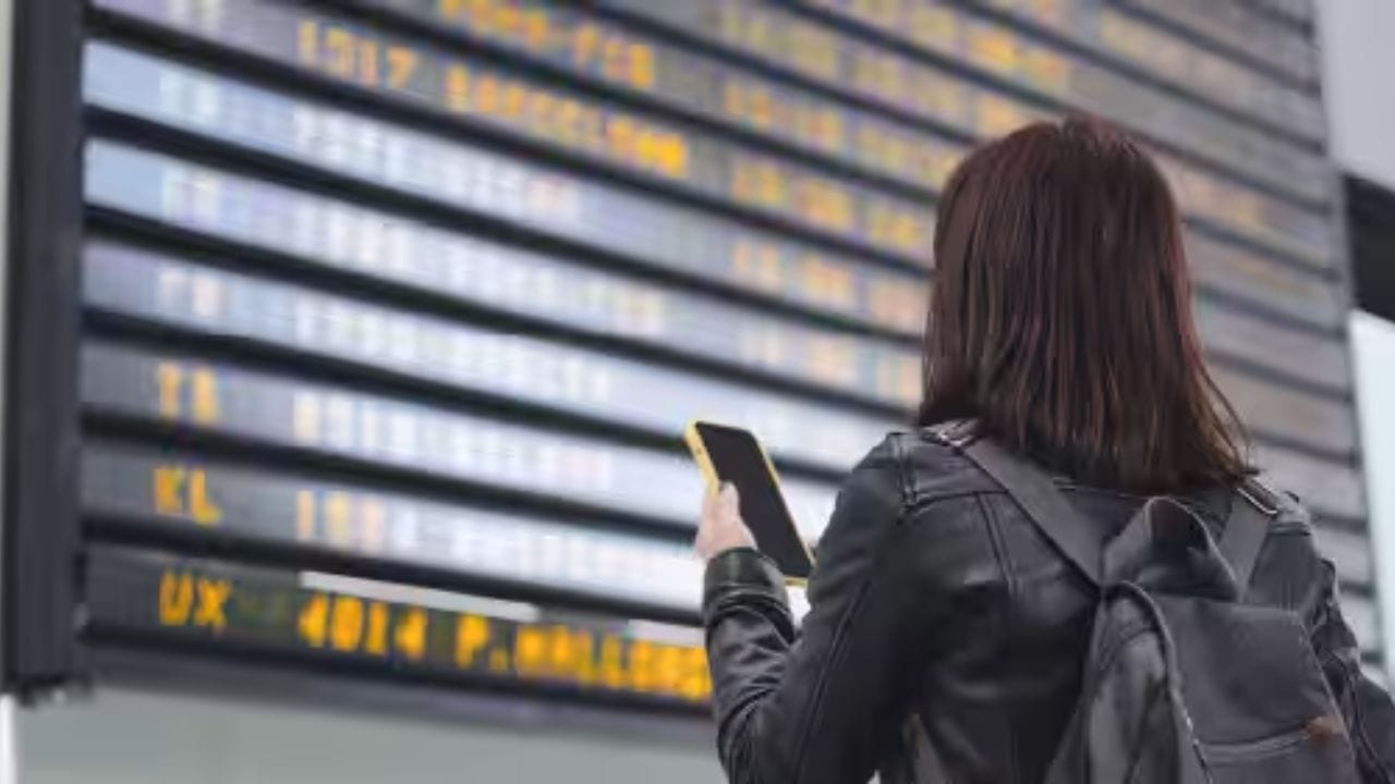 मात्र इंडिगोच्या विमानाचे तिकीट कसे रद्द करावे, याची माहिती आता समोर आली आहे. तुम्हाला तुमचे तिकीट रद्द करणे आता खूप सोपे झाले आहे. यासाठी तुम्हाला कोणालाही फोन करण्याची गरजही लागणार नाही. फक्त पाच स्टेप्समध्ये तुम्हाला तिकीट रद्द करता येणार आहे.