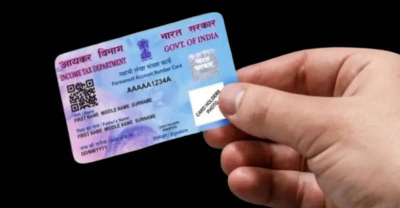 पॅन कार्ड आज फक्त कर भरण्यासाठीच उपयोगात येते असे नाही. आजघडीला पॅनकार्डचा खूप सारा उपयोग आहे. बँकेत खाते खोलायचे असो किंवा एखादा मोठा व्यवहार करायचा असो तुमच्याकडे पॅनकार्ड असणे गरजेचे आहे. एखाद्या शासकीय योजनेचा फायदा घ्यायचा असल्यास तुम्हाला पॅनकार्ड लागते. 