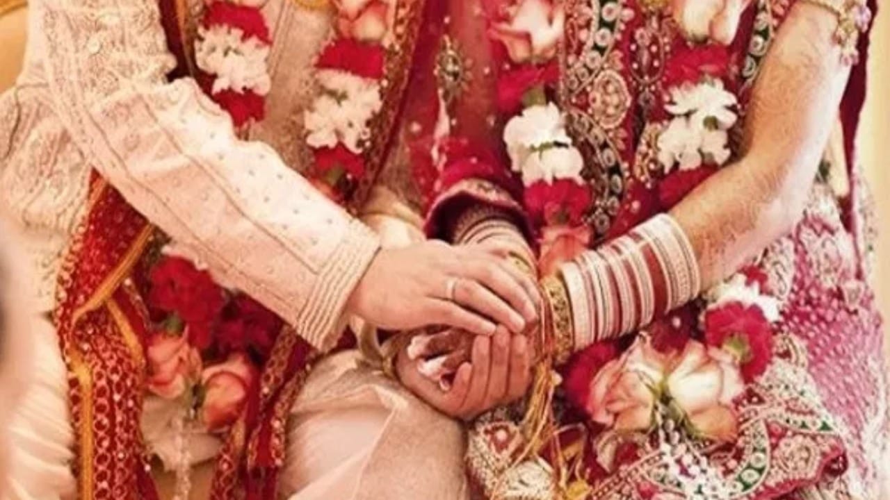 पण यासाठी लग्नासाठी वयाची अट पूर्ण असणे आवश्यक असते. जोडीदार निवडणे हा वैयक्तिक अधिकार आहे. यात पोलीस आणि न्यायालय तुमच्या पाठीशी खंबीरपणे उभे राहतात. त्यामुळे समाजाच्या भीतीने किंवा कायद्याच्या अज्ञानामुळे घाबरून जाऊ नका.