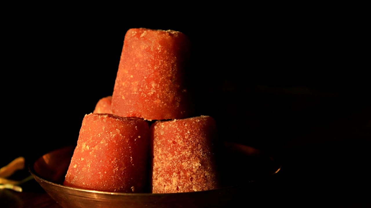 पण गृहिणींनी गूळ फ्रीजमध्ये ठेवताना तो नेहमी हवाबंद डब्यात ठेवावा. गुळाला प्लास्टिक रॅपमध्ये गुंडाळून मग डब्यात ठेवल्यास ओलावा शोषून घेण्याचा धोका कमी होतो. एकंदरीत, गूळ फ्रीजमध्ये ठेवता येतो, परंतु कडकपणा आणि आर्द्रता या दोन गोष्टी टाळण्यासाठी योग्य काळजी घेणे आवश्यक आहे.