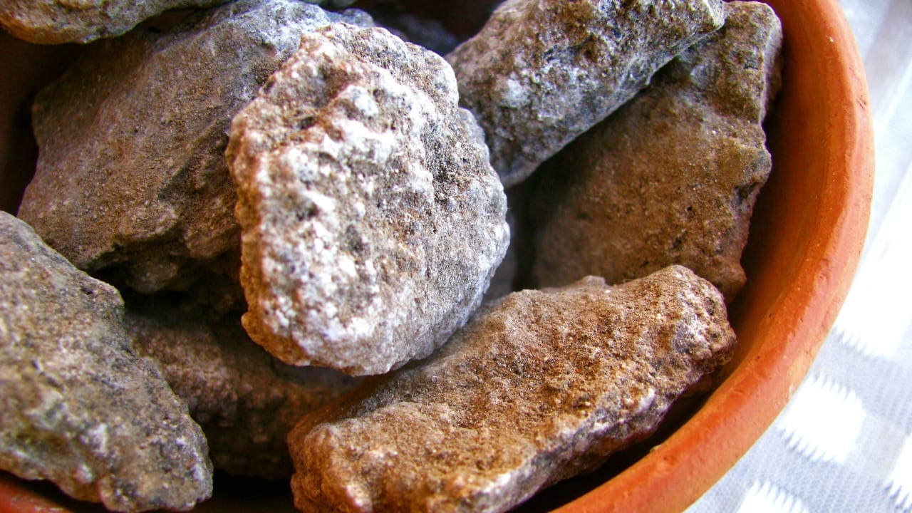 काही वेळेला तो चिकट होतो. अशा वेळी, त्याची गुणवत्ता टिकवण्यासाठी त्याला हवाबंद डब्यात ठेवून फ्रीजमध्ये ठेवणे सुरक्षित असते. जर तुम्ही गूळ मोठ्या प्रमाणात विकत घेतला असेल आणि तो 3 महिन्यांपेक्षा अधिक काळ साठवायचा असेल, तर थंड वातावरण त्याला अधिक काळ टिकण्यास मदत करते.