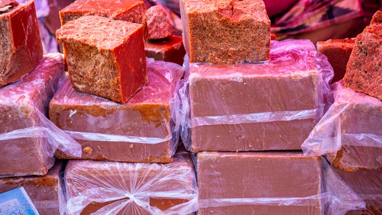 गूळ आर्द्रता शोषून घेतल्यास तो चिकट आणि ओलसर बनतो. दीर्घकाळ ओलावा राहिल्यास त्यावर बुरशी येण्याची शक्यता वाढते, ज्यामुळे गूळ खाण्यासाठी अयोग्य ठरतो. सामान्यतः, गूळ थंड, कोरड्या आणि गडद ठिकाणी ठेवणे सर्वात चांगले मानले जाते. पावसाळ्यात किंवा अति दमट हवामानात गूळ वितळू लागतो.