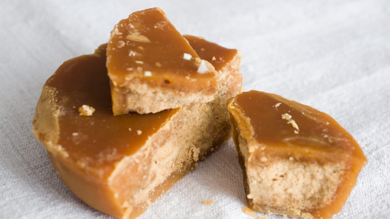 थंड तापमानामुळे गुळाचा पोत बदलतो. गूळ कडक झाल्याने तो कापायला किंवा किसण्यास जास्त कष्ट लागतात. त्यामुळे त्याचा वापर करण्यापूर्वी तो रुम टेम्प्रेचरवर आणणे आवश्यक असते.