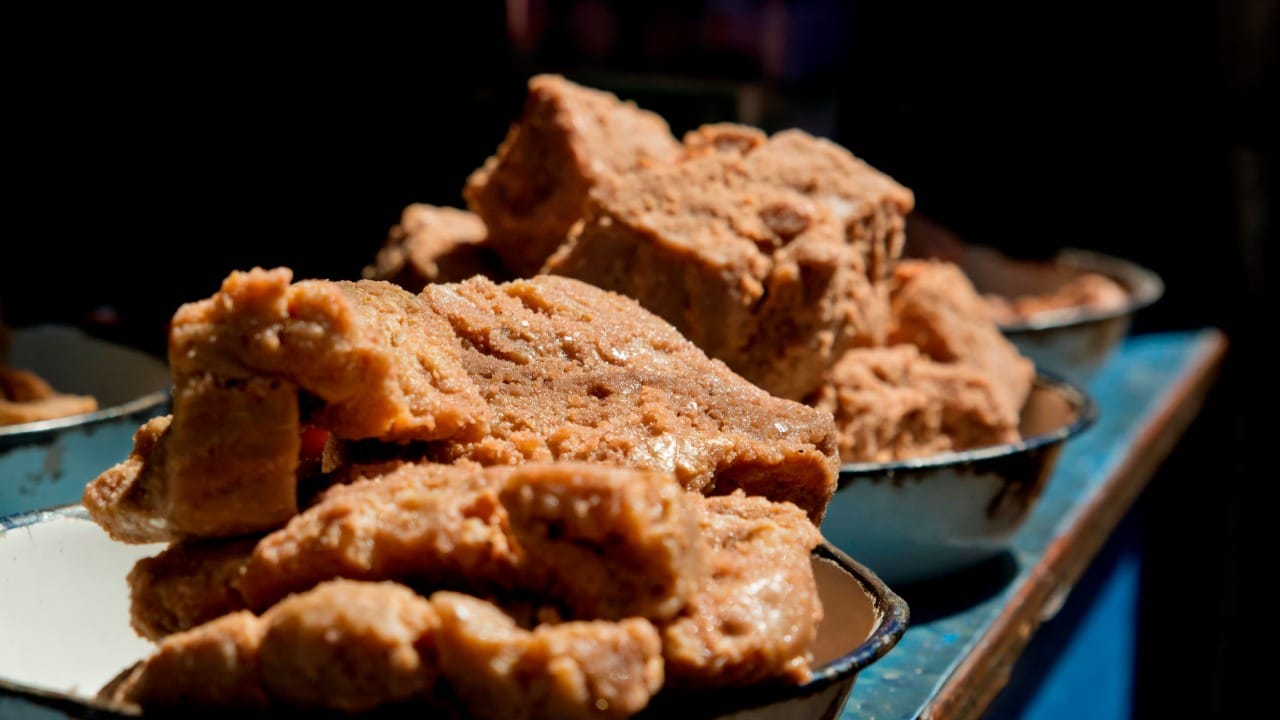 तज्ज्ञांच्या मते, तुम्ही गूळ फ्रीजमध्ये ठेवू शकता, मात्र तो ठेवल्यास त्याच्या गुणधर्मांमध्ये बदल होतो. फ्रीजमधील थंड तापमानामुळे गुळातील नैसर्गिक घटक एकत्र येतात आणि गूळ कडक होतो.