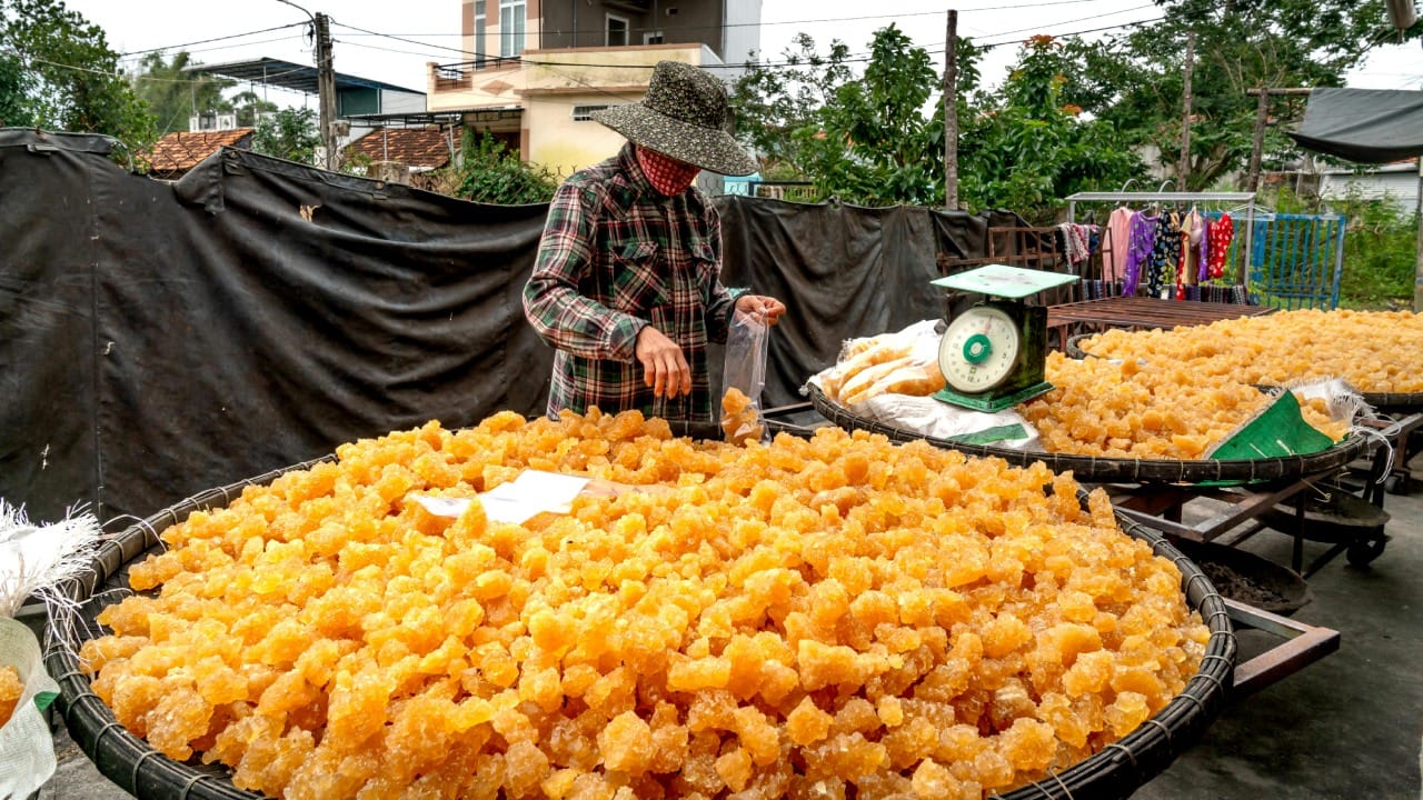 भारतीय स्वयंपाकघरात गुळाचा वापर भारतीय स्वयंपाकघरात मोठ्या प्रमाणावर केला जातो. नैसर्गिक गोडवा देणारा आणि आरोग्यासाठी उत्तम मानला जाणारा गूळ नक्की कसा साठवावा, याबद्दल गृहिणींमध्ये नेहमीच संभ्रम असतो.
