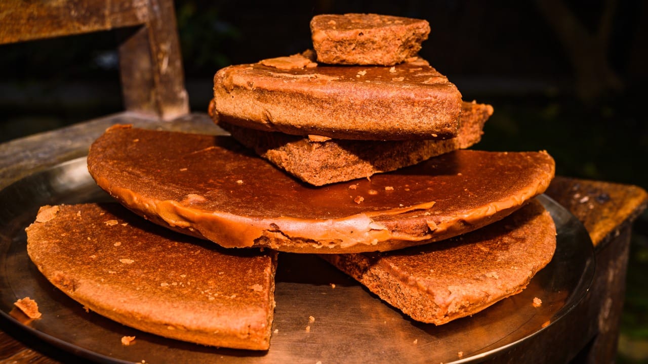 काही गृहिणी गूळ फ्रिजमध्ये ठेवतात. तर काही जणी तो बाहेरच एखाद्या डब्ब्यात ठेवतात. त्यामुळे अनेकांना गूळ नक्की कुठे ठेवावा, असा प्रश्न पडलेला असतो. तसेच गूळ फ्रीजमध्ये ठेवावा की नाही असे देखील वारंवार विचारले जाते.