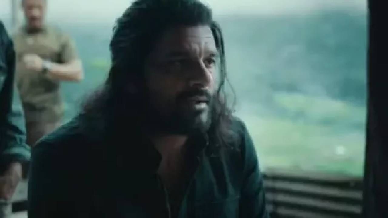 जयदीप अहलावत - फॅमिली मॅन मालिकेच्या तिसऱ्या भागात जयदीप अहलावतने प्रवेश केला. त्याने रुक्माच्या भूमिकेतून सर्वांचे लक्ष वेधून घेतले. त्याने या मालिकेत नकारात्मक भूमिका साकारली. मनोज वाजपेयी त्याच्या भूमिकेत हिट झाले, त्यांचा अभिनय नेहमीच दमदार होता. पण खलनायकाच्या भूमिकेत जयदीप अहलावतने त्याचा अस्सल अभिनय दाखवत मनोज वाजपेयालाही मागे टाकलं.