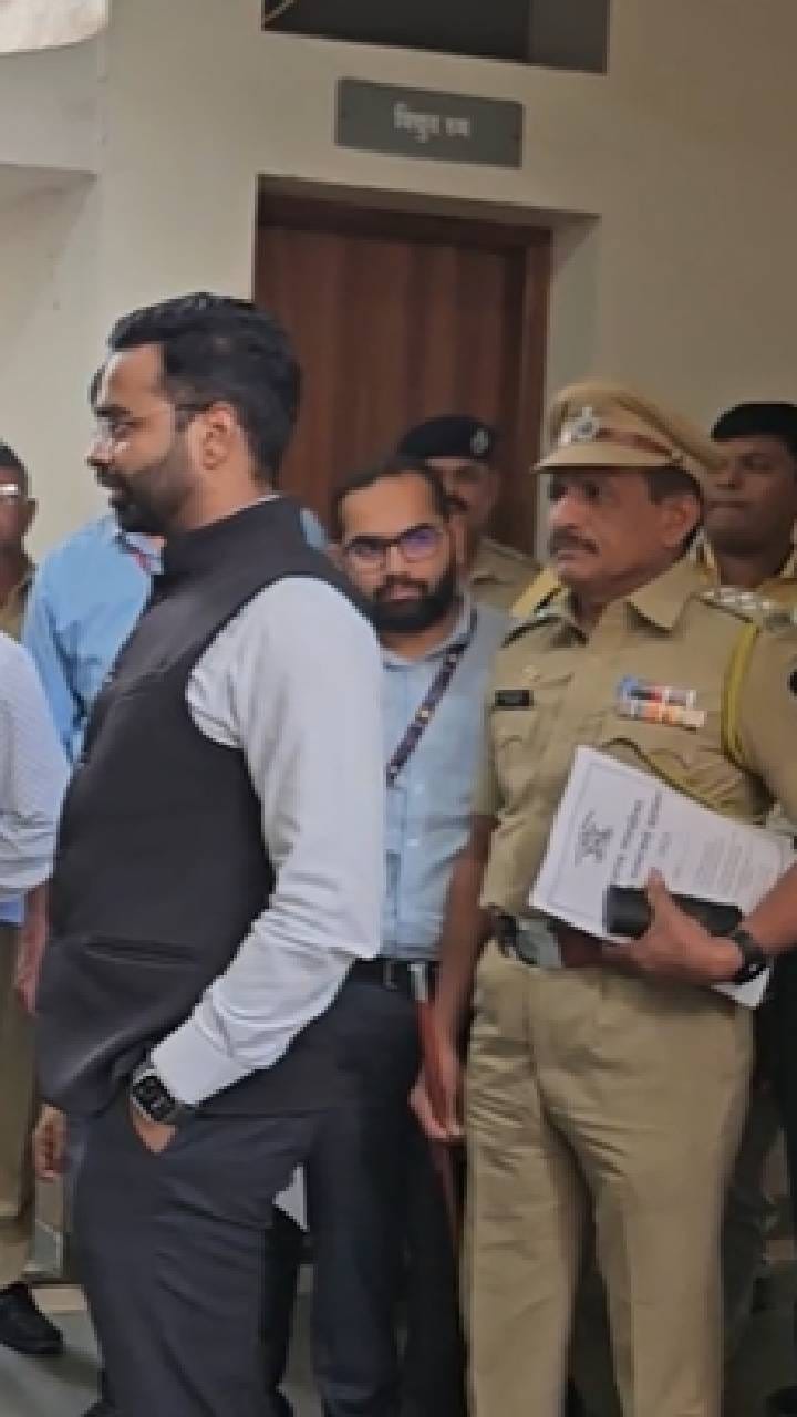 जळगाव जिल्हाधिकाऱ्यांकडून चाळीसगाव येथील ईव्हीएम स्ट्रॉंग रूमची पाहणी