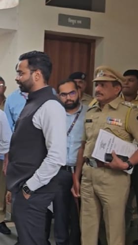 जळगाव जिल्हाधिकाऱ्यांकडून चाळीसगाव येथील ईव्हीएम स्ट्रॉंग रूमची पाहणी