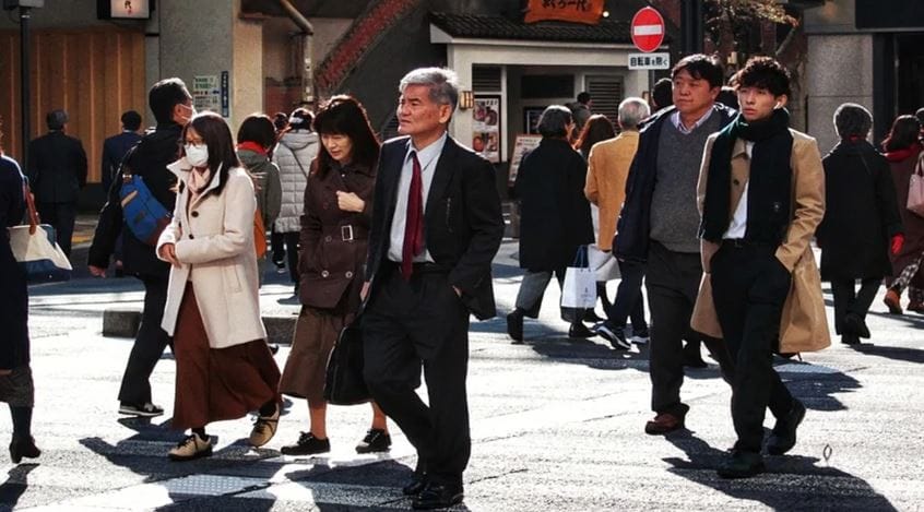 जपान देशात सध्या अजब घडत आहे. येथे लोकसंख्या वाढत नसून ती चक्क कमी होत आहे. त्यामुळेच तेथील सरकारची डोकेदुखी वाढली आहे. मिळालेल्या माहितीनुसार जपानमध्ये एका वर्षात लोकसंख्येत तब्बल 9 लाखांनी घट झाली आहे.