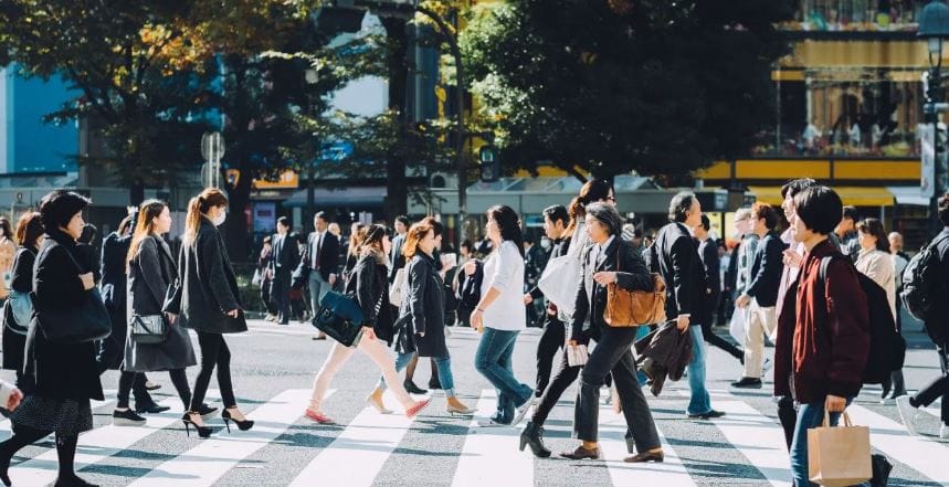 म्हणजेच जपानमध्ये एका वर्षात साधारण 9 लाख लोक कमी झाले आहेत. येथे जन्मदर आणि मृत्यूदरात मोठी तफावत दिसून येत आहे. ही आकडेवारी पाहून जपानमध्ये मृत्यूदर हा जन्मदरापेक्षा जास्त असल्याचे म्हटले जात असून एका वर्षात 9 लाखांनी लोकसंख्या कमी होणे धोकादायक म्हटले जात आहे.