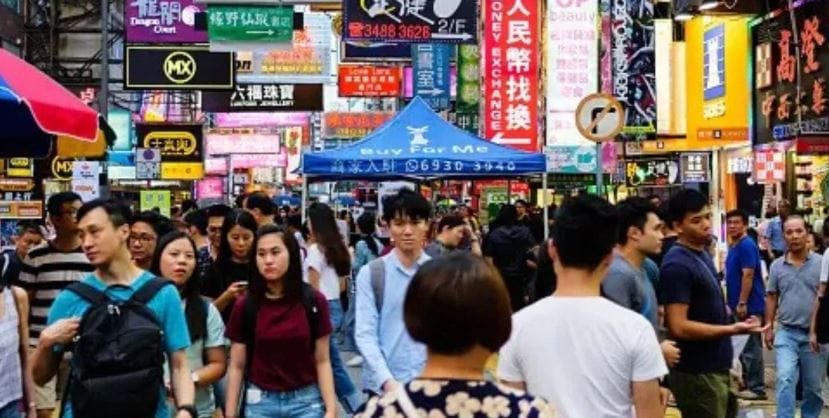 जपानची लोकसंख्या साधारण 12.5 कोटी आहे. अशा स्थितीत एका वर्षात साधारण 9 लाख कमी होणे हे धोक्याचे लक्षण असल्याचे म्हटले जात आहे. गेल्या अनेक वर्षांपासून जपानमध्ये लोकसंख्या घटन्याचे प्रमाण कायम आहे. घटत असलेला जन्मदर आणि वाढत असलेले आयुर्मान यामुळे जपानाच्या लोकसंख्येत घट होत आहे.