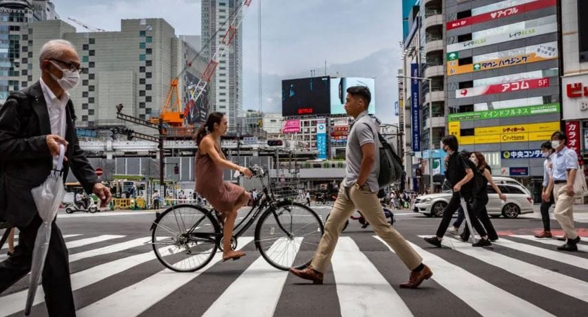 जपानमधील लोकसंख्या वाढीचा वेग वाढावा यासाठी तेथील सरकारकडून मोठे प्रयत्न केले जात आहेत. परंतु या प्रयत्नांना अजूनतरी फारसे यश आलेले नाही. गेल्या काही वर्षांपासून सरकारतर्फे अपत्ये वाढवण्यासाठी सरकारकडून आर्थिक सहाय्य दिले जात आहे.