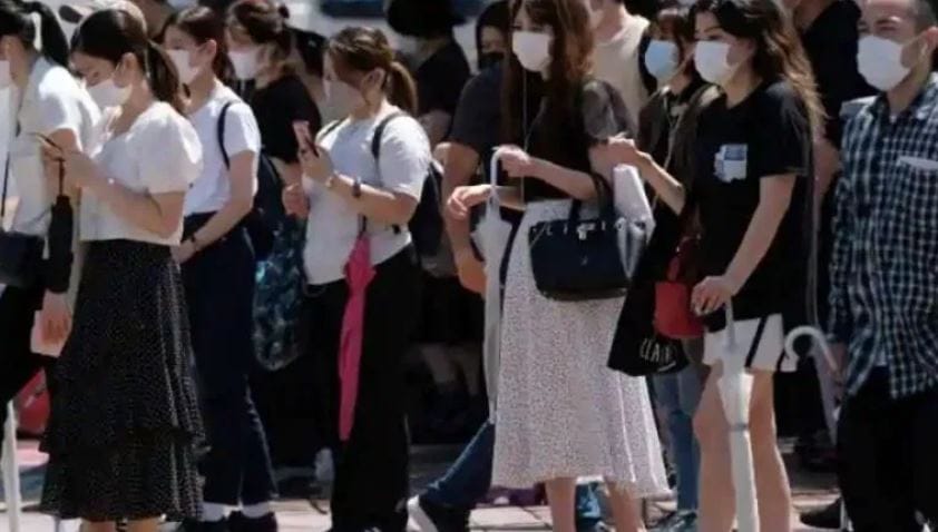 मात्र तरीदेखील लोकसंख्या वाढलेली नाही. त्यामुळे आता जपान भविष्यात नेमकं काय-करणार हे पाहणं महत्त्वाचं ठरणार आहे. ही परिस्थिती असीच राहील भविष्यात जपानपुढे नवी संकटं उभी राहण्याची शक्यता व्यक्त केली जात आहे. त्यामुळेच जपानी सरकारने लवकरात लवकर ठोस पावले उचलण्याचे आवाहन तेथील तज्ज्ञांकडून केले जात आहे.